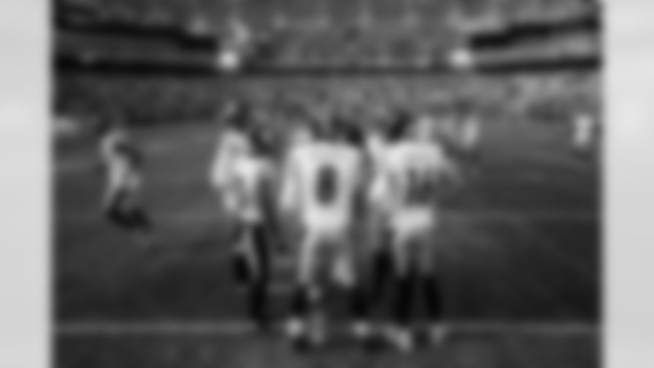 Pittsburgh Steelers quarterback Aaron Rodgers (8), Pittsburgh Steelers wide receiver Adam Thielen (16), Pittsburgh Steelers running back Jaylen Warren (30), Pittsburgh Steelers tight end Jonnu Smith (81) and Pittsburgh Steelers wide receiver DK Metcalf (4) during a regular season game between the Pittsburgh Steelers and the Baltimore Ravens, Sunday, Dec. 7, 2025 in Baltimore, MD. The Steelers defeated the Ravens 27-22. (Alysa Rubin / Pittsburgh Steelers)