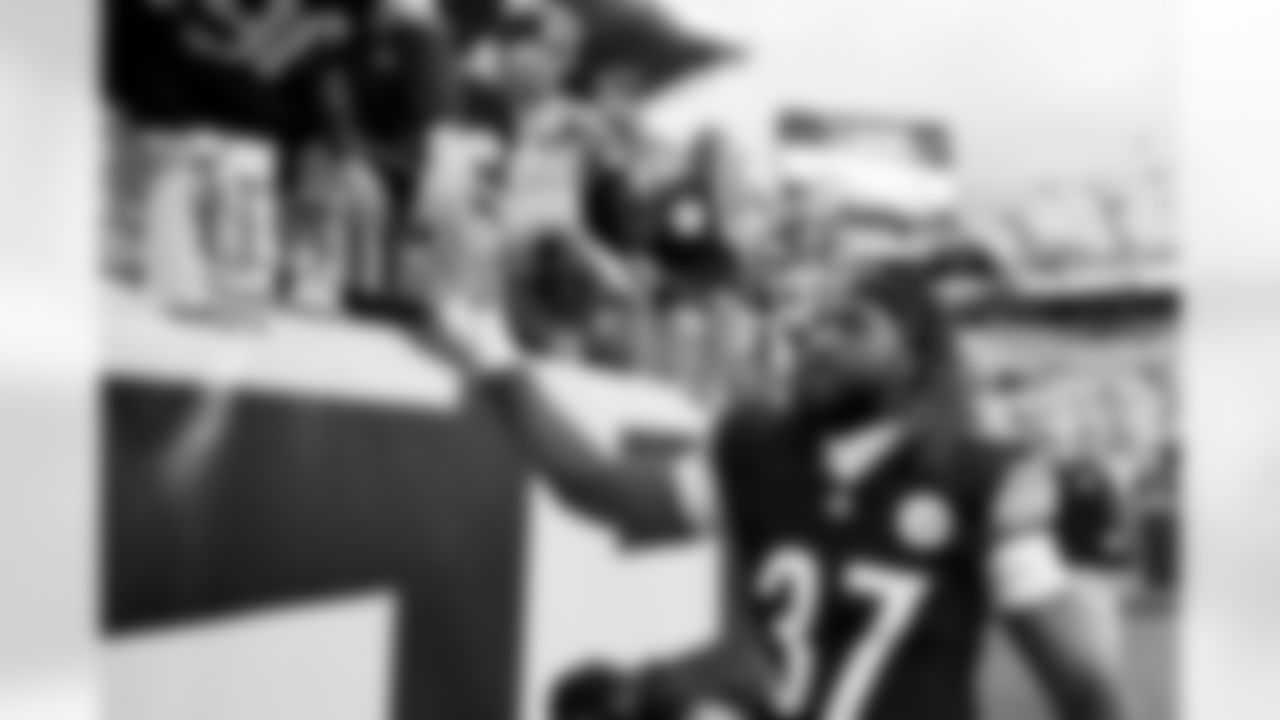 Pittsburgh Steelers running back Trey Sermon (37) during a regular season game between the Pittsburgh Steelers and the Indianapolis Colts, Sunday, Nov. 2, 2025 in Pittsburgh, PA. (Alysa Rubin / Pittsburgh Steelers)