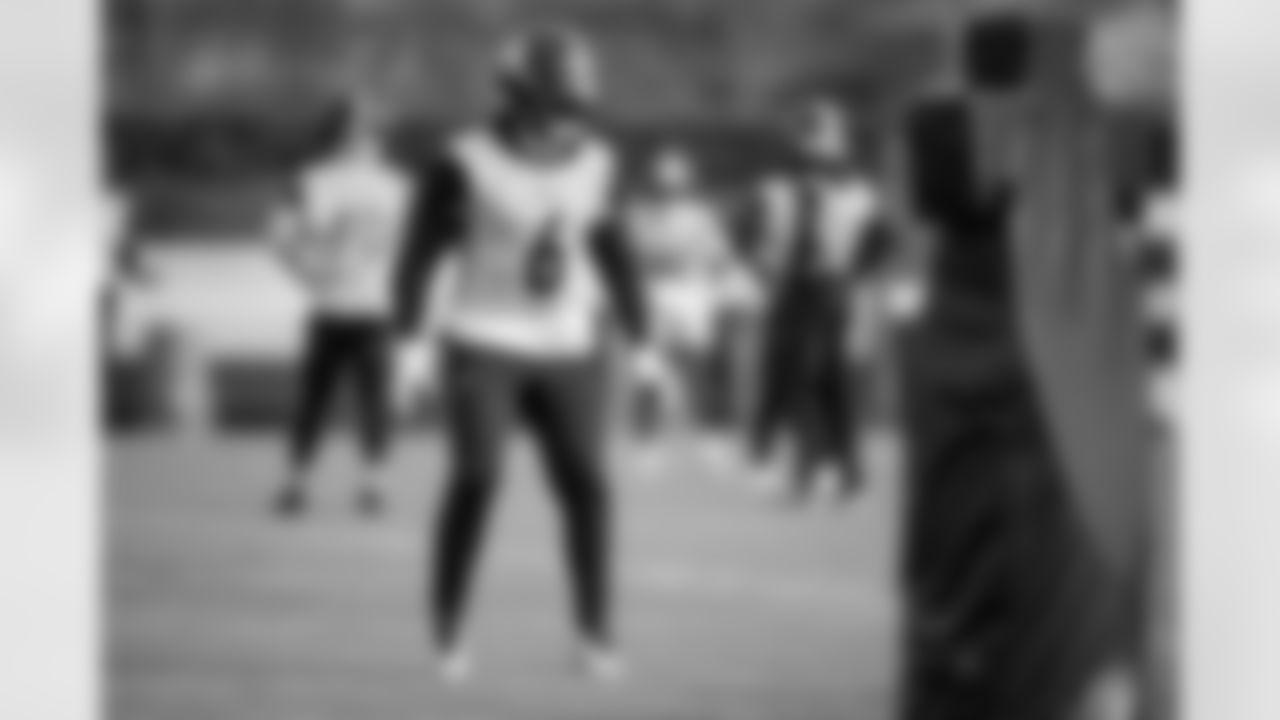 Pittsburgh Steelers linebacker Patrick Queen (6) during practice at the UPMC Rooney Sports Complex preparing for a Week 13 matchup against the Buffalo Bills, Wednesday, Nov. 26, 2025 in Pittsburgh, PA. (Karl Roser / Pittsburgh Steelers)