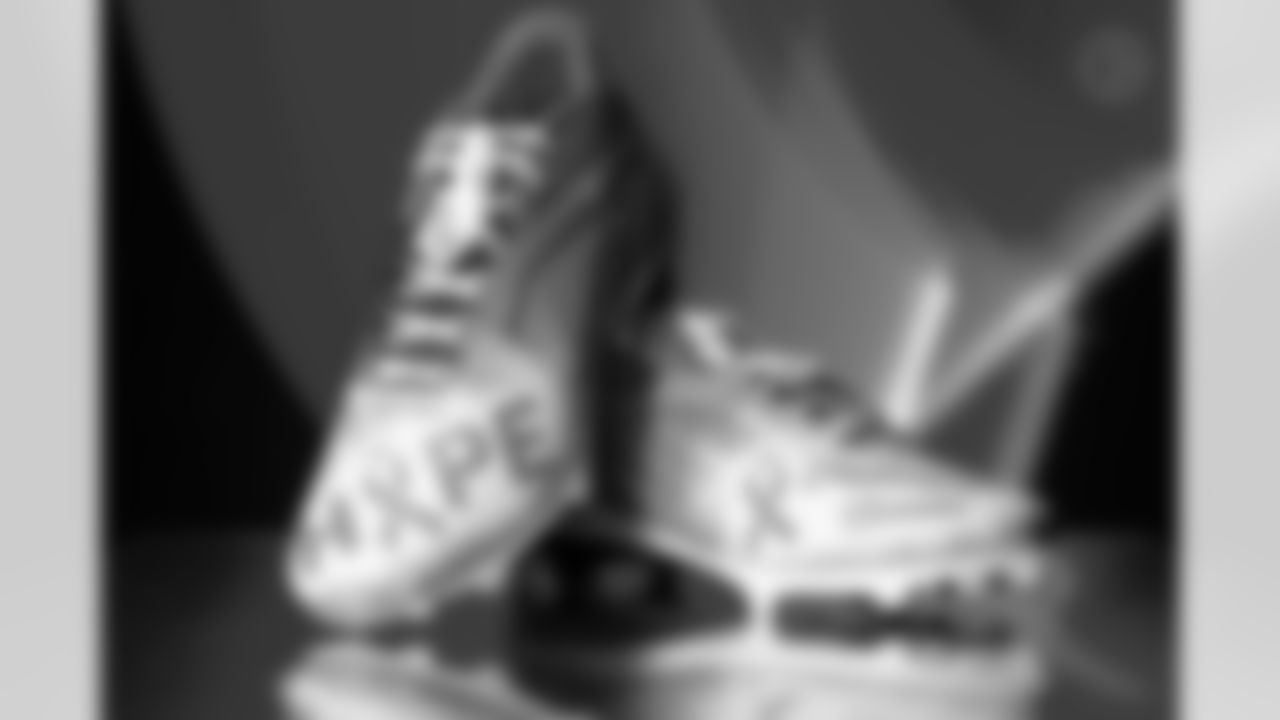 Pittsburgh Steelers offensive tackle Troy Fautanu (76) will showcase his custom cleats supporting breast cancer awareness during Week 13. (Alysa Rubin / Pittsburgh Steelers)