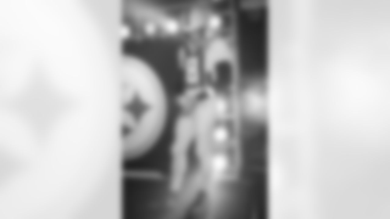 Pittsburgh Steelers quarterback Aaron Rodgers (8) during a regular season game between the Pittsburgh Steelers and the Green Bay Packers, Sunday, Oct. 26, 2025 in Pittsburgh, PA. The Packers beat the Steelers 35-25. (Karl Roser / Pittsburgh Steelers)