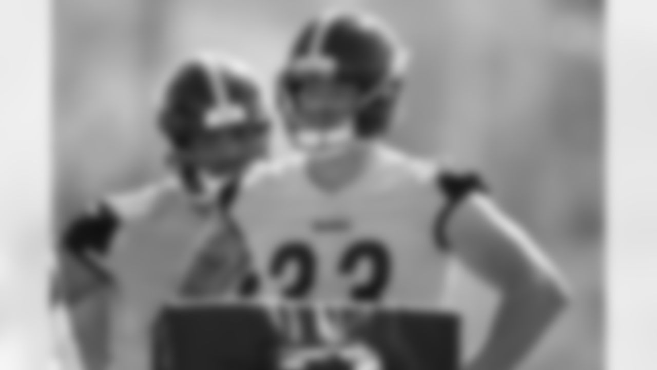 Pittsburgh Steelers linebacker Jack Sawyer (33) participates in the Steelers rookie minicamp at the UPMC Rooney Sports Complex, Sunday, May 11, 2025 in Pittsburgh, PA. (Alysa Rubin / Pittsburgh Steelers)