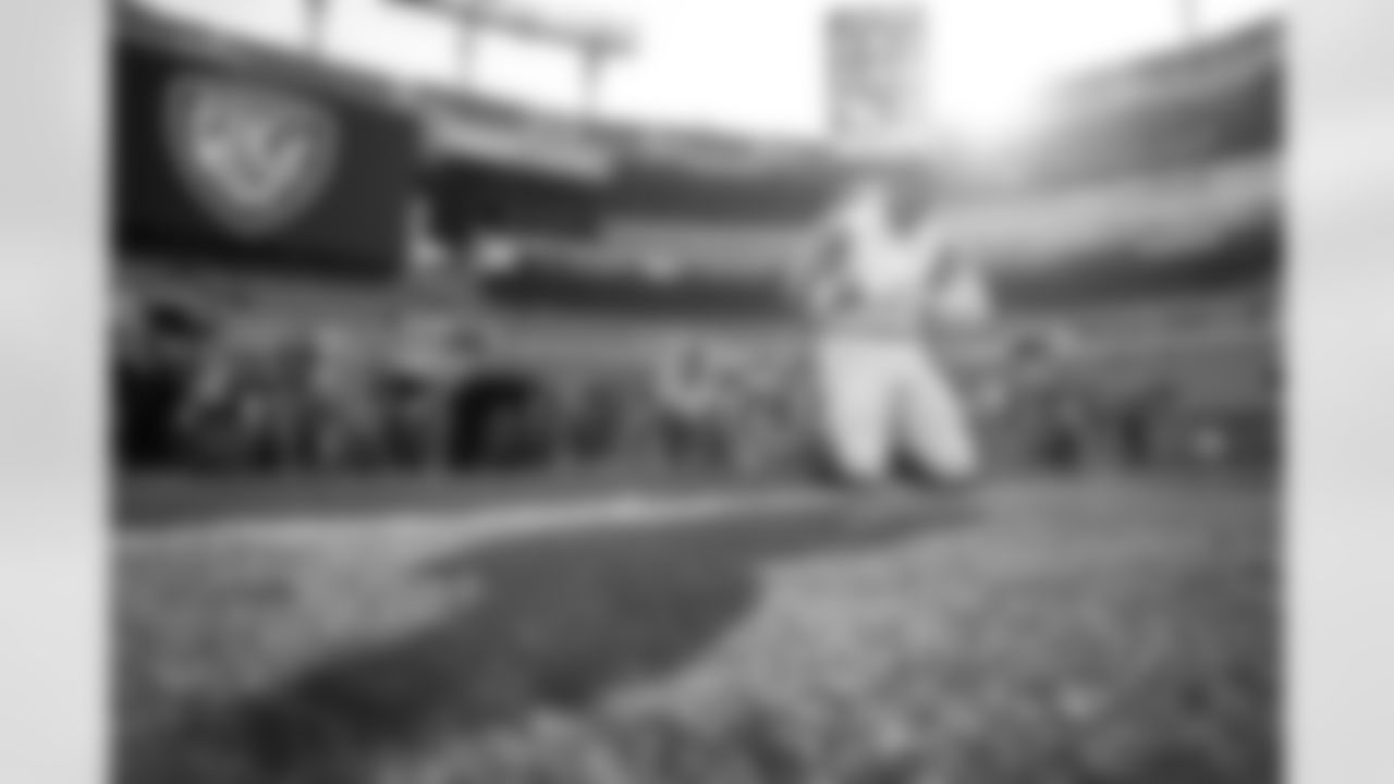 Pittsburgh Steelers tight end Jonnu Smith (81) prays prior to a regular season game against the Baltimore Ravens, Sunday, Dec. 7, 2025 in Baltimore, MD. The Steelers defeated the Ravens 27-22. (Alysa Rubin / Pittsburgh Steelers)