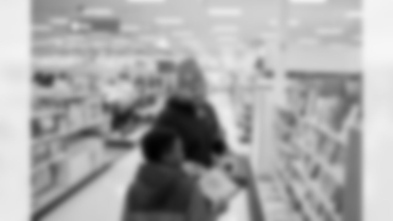 Pittsburgh Steelers tight end Pat Freiermuth (88) takes families from Family Care Connection Centers on a holiday shopping trip, Wednesday, Dec. 4, 2024 in Pittsburgh, PA. (#1\ / Pittsburgh Steelers)
