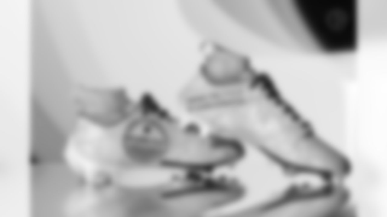 Pittsburgh Steelers linebacker Patrick Queen (6) will showcase his custom cleats supporting Veteran's Place of Washington Boulevard during Week 13. (Alysa Rubin / Pittsburgh Steelers)