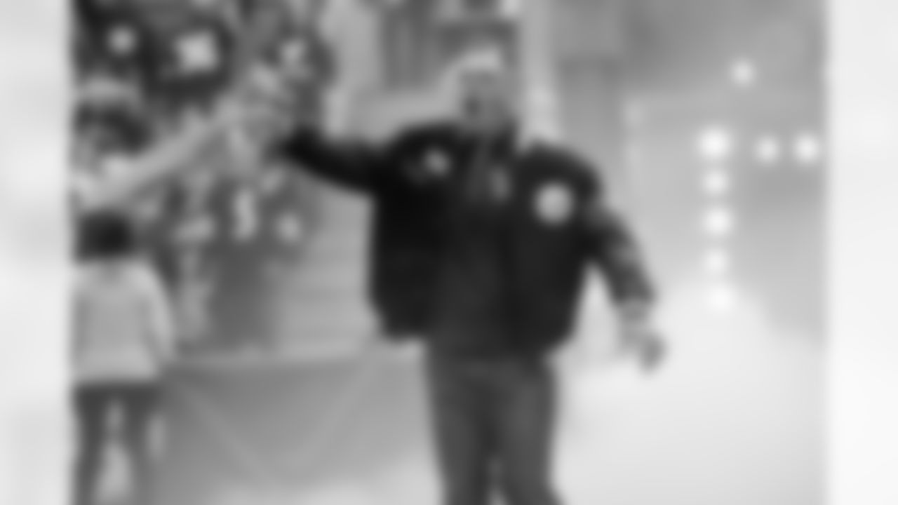 Alan Faneca led the Terrible Towel Twirl for the Steelers game against the Indianapolis Colts in 2025