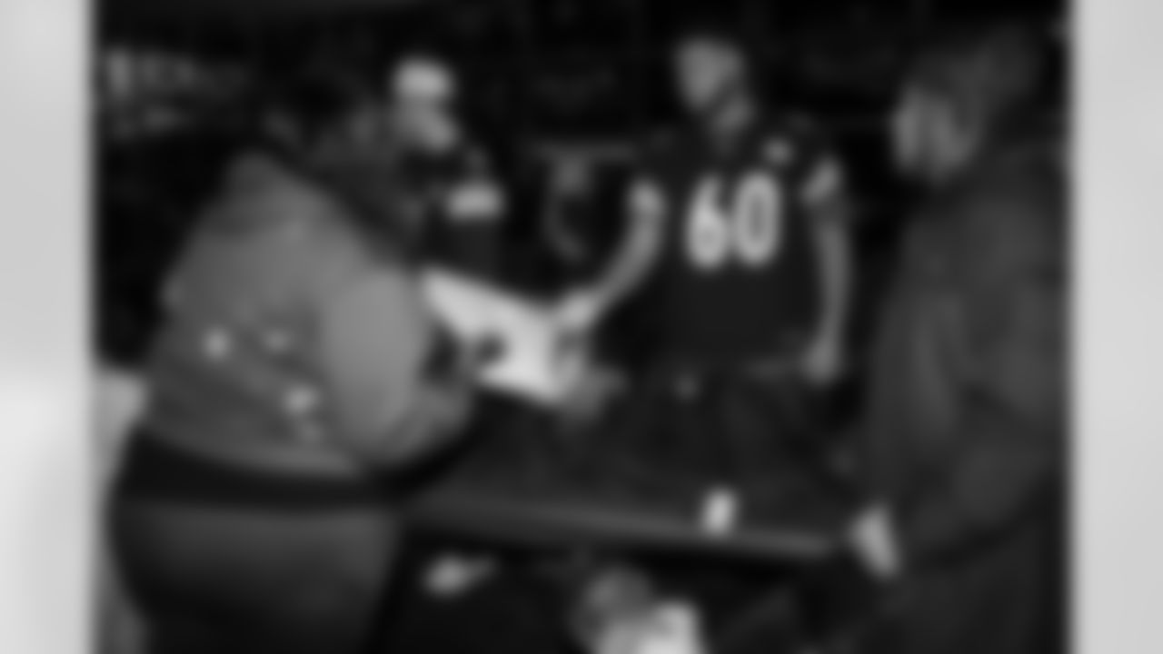 The Pittsburgh Steelers partnered with Convoy of Hope to give back to multiple community organizations in the Pittsburgh area on Tuesday, Dec. 9, 2025 in Pittsburgh, PA. (Alysa Rubin / Pittsburgh Steelers)