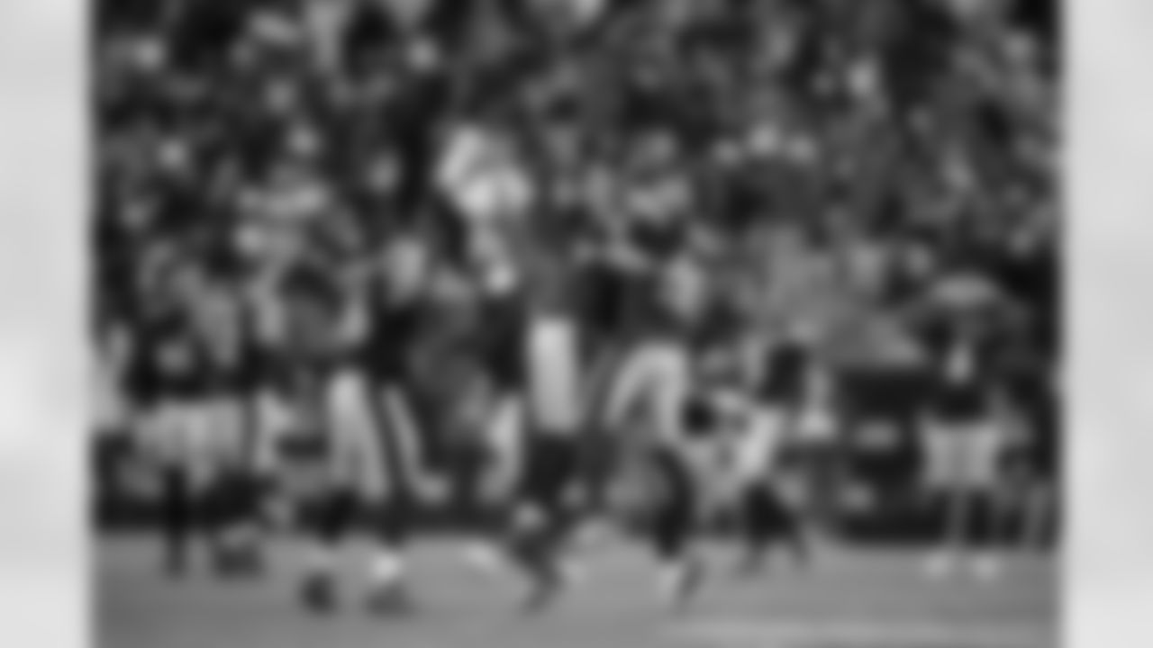 Pittsburgh Steelers tight end Pat Freiermuth (88) and Pittsburgh Steelers wide receiver Adam Thielen (16) during a regular season game between the Pittsburgh Steelers and the Baltimore Ravens, Sunday, Jan. 4, 2026 in Pittsburgh, PA. The Steelers defeated the Ravens 26-24. (Karl Roser / Pittsburgh Steelers)