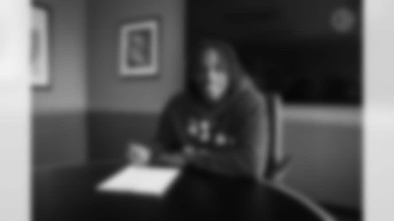 Quez Watkins signs a contract with the Pittsburgh Steelers at the UPMC Rooney Sports Complex Thursday, March 28, 2024 in Pittsburgh, PA. (James Dotter / Pittsburgh Steelers)