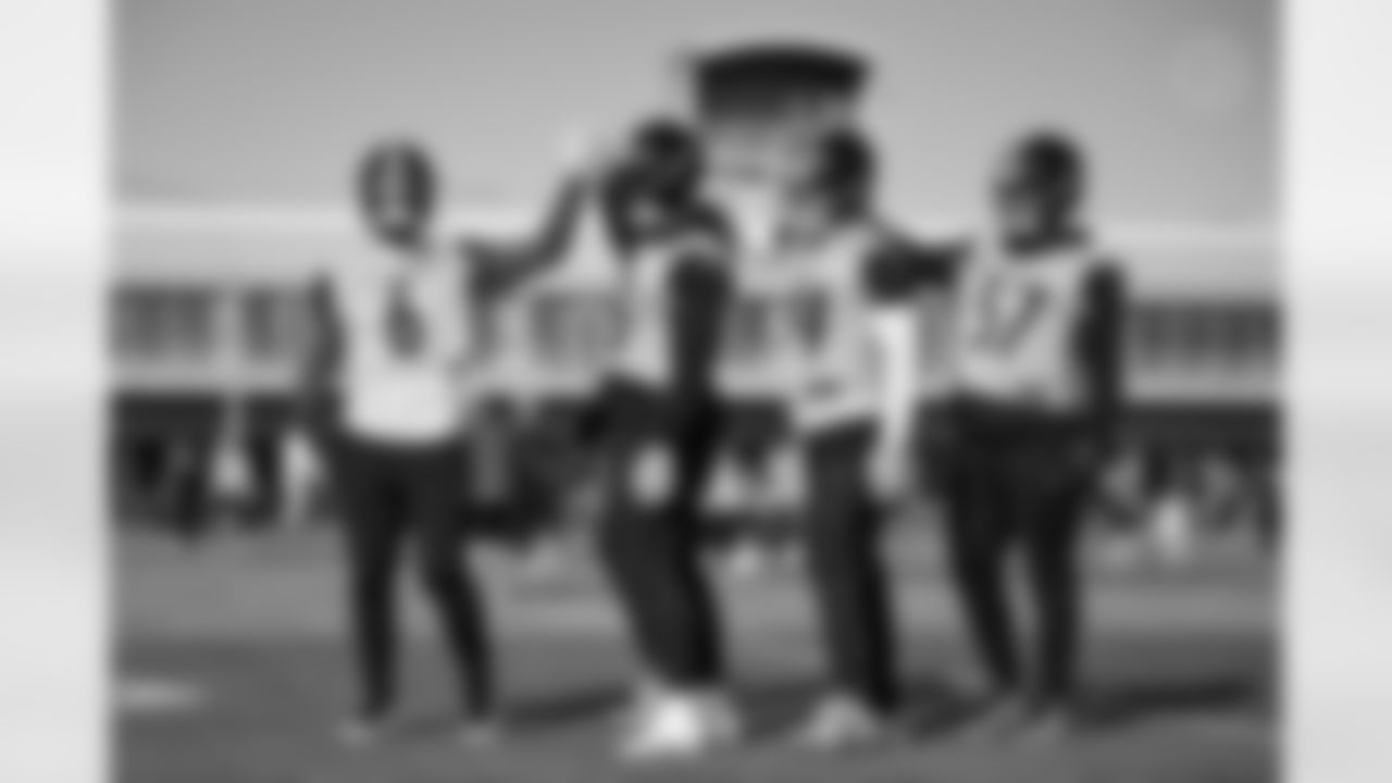 Pittsburgh Steelers linebacker Patrick Queen (6), Pittsburgh Steelers linebacker Cole Holcomb (55), Pittsburgh Steelers linebacker Malik Harrison (50), Pittsburgh Steelers linebacker Carson Bruener (44) and Pittsburgh Steelers linebacker Kana'i Mauga (57) during practice at the UPMC Rooney Sports Complex preparing for a Week 16 matchup against the Detroit Lions, Thursday, Dec. 18, 2025 in Pittsburgh, PA. (Alysa Rubin / Pittsburgh Steelers)