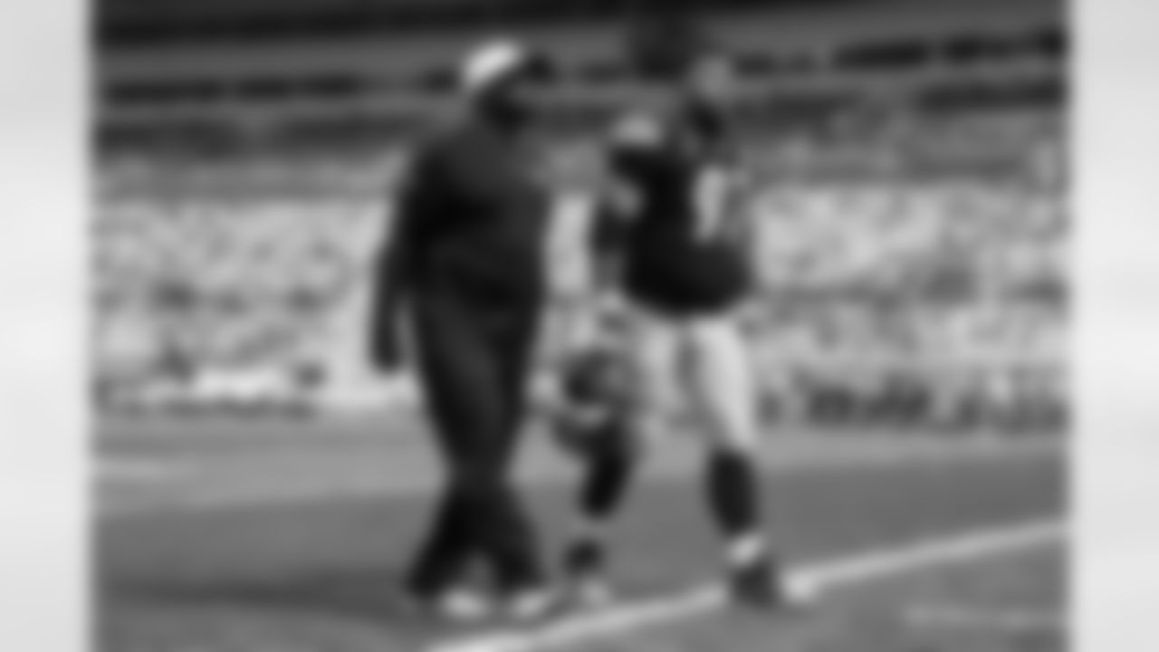 Pittsburgh Steelers head coach Mike Tomlin and Pittsburgh Steelers defensive tackle Cameron Heyward (97) during a regular season game between the Pittsburgh Steelers and the Los Angeles Chargers, Sunday, Sept. 22, 2024 in Pittsburgh, PA. (Jared Wickerham / Pittsburgh Steelers)
