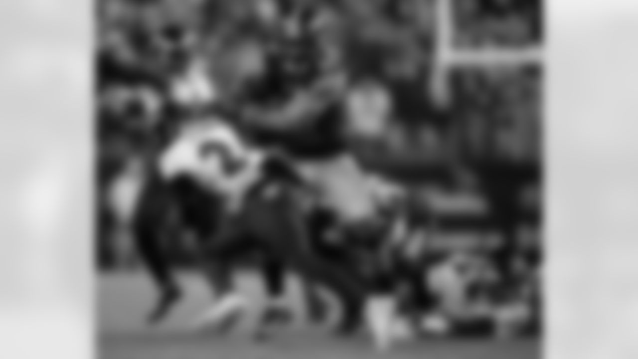 Pittsburgh Steelers running back Jaylen Warren (30) runs the ball during a regular season game against the Baltimore Ravens, Sunday, Jan. 4, 2026 in Pittsburgh, PA. The Steelers defeated the Ravens 26-24. (Alysa Rubin / Pittsburgh Steelers)