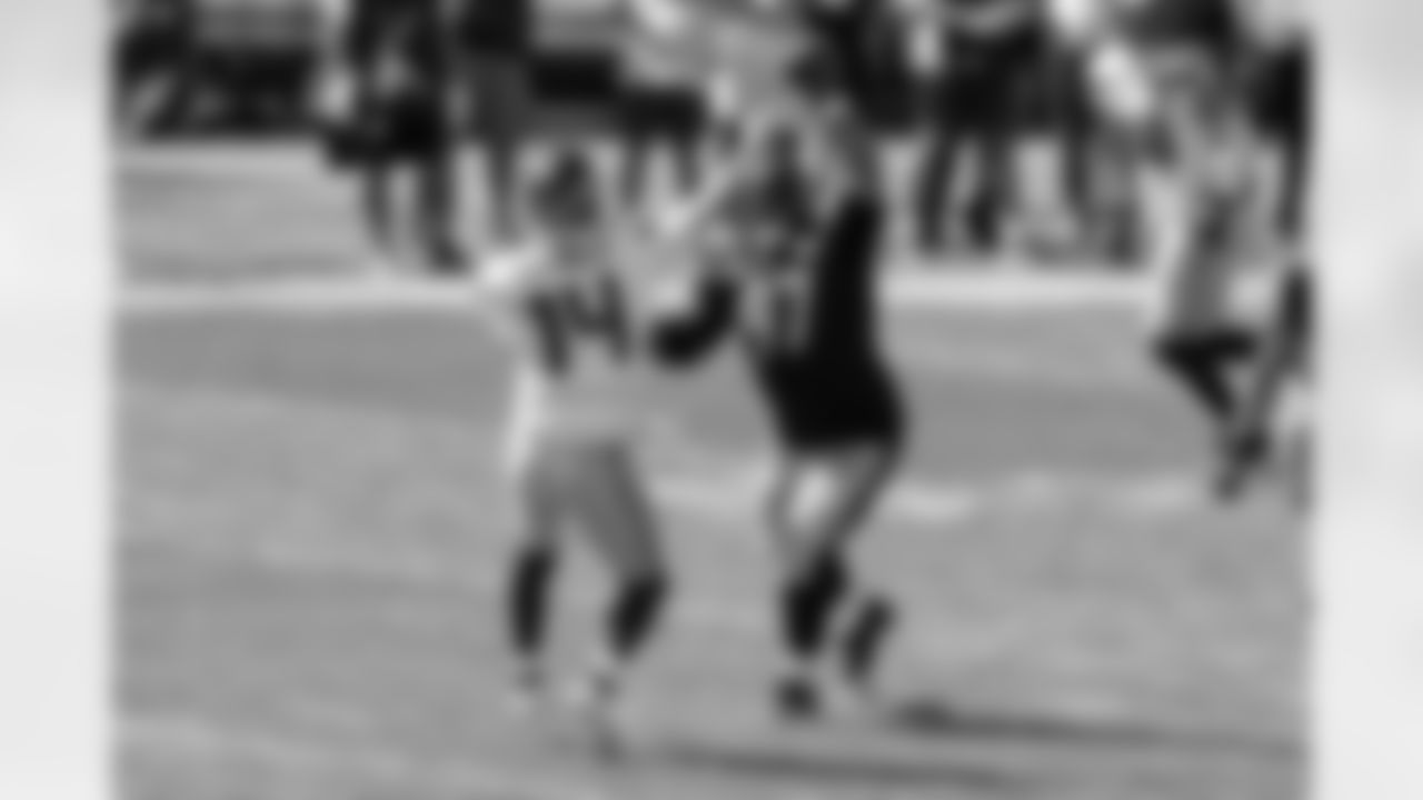 Pittsburgh Steelers defensive tackle Cameron Heyward (97) deflects a pass during a regular season game between the Pittsburgh Steelers and the Seattle Seahawks, Sunday, Sept. 14, 2025 in Pittsburgh, PA. The Seahawks beat the Steelers 31-17. (Harrison Barden / Pittsburgh Steelers)