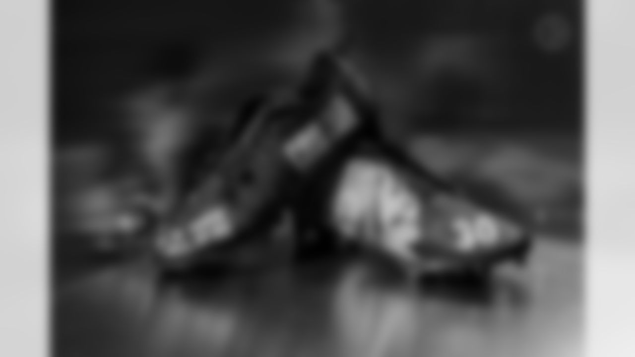 Pittsburgh Steelers running back Jaylen Warren (30) will showcase his custom cleats supporting Cafe Momentum during Week 13. (Alysa Rubin / Pittsburgh Steelers)