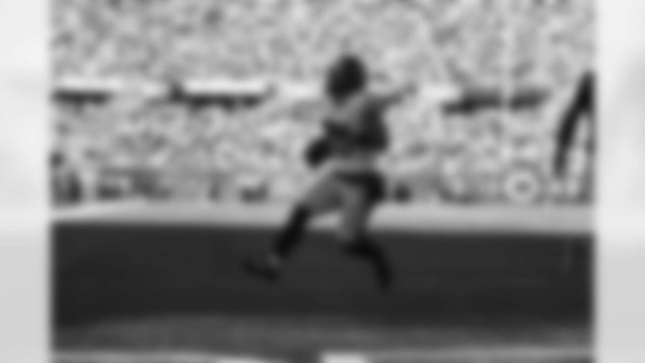 Pittsburgh Steelers running back Jaylen Warren (30) during a regular season game between the Pittsburgh Steelers and the Chicago Bears, Sunday, Nov. 23, 2025 in Chicago, IL. (Alysa Rubin / Pittsburgh Steelers)