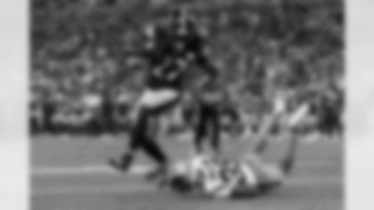 Pittsburgh Steelers running back Trey Sermon (27) during a preseason game between the Pittsburgh Steelers and the Carolina Panthers, on Thursday August 21, 2025 in Charlotte, NC. (Taylor Banner / Pittsburgh Steelers)