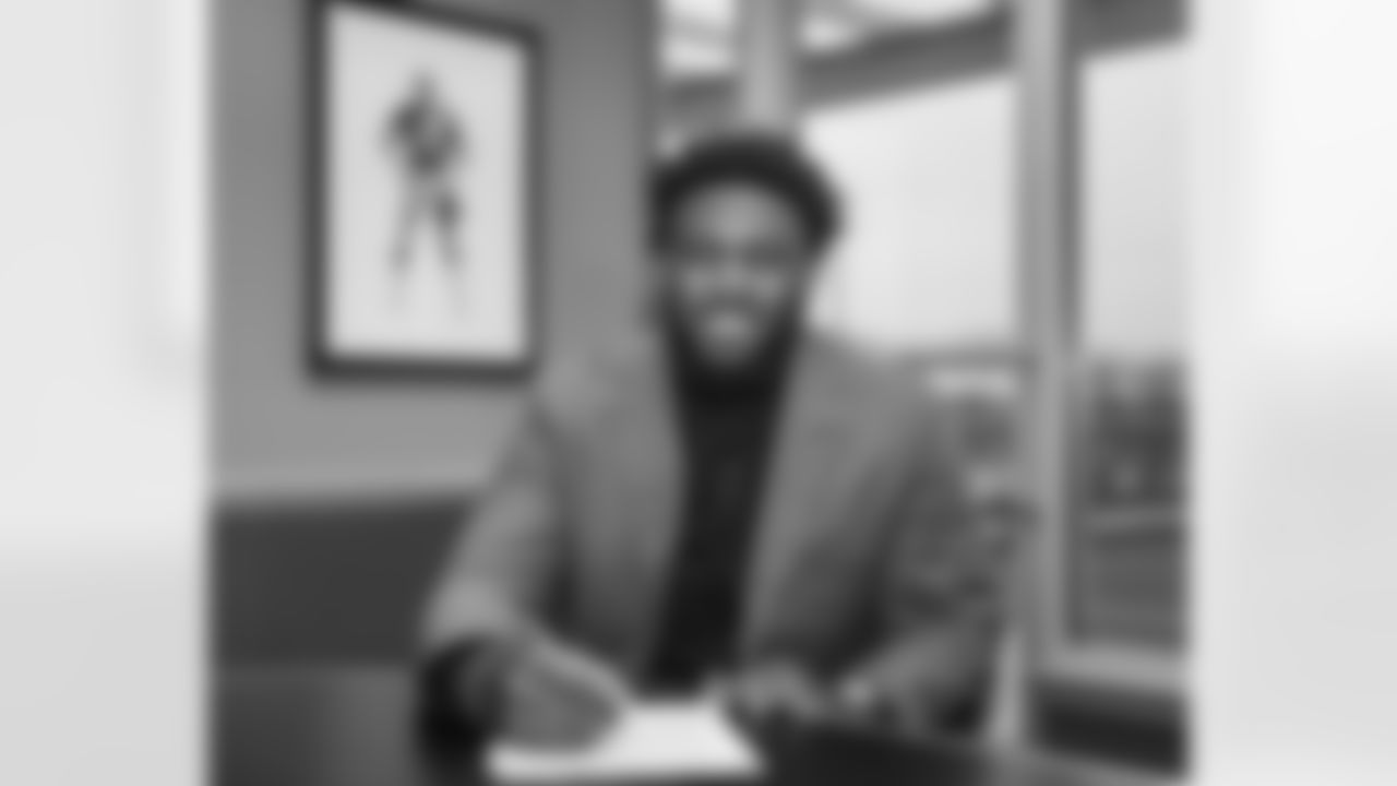 Patrick Queen signs a contract with the Pittsburgh Steelers at the UPMC Rooney Sports Complex, Friday, March 15, 2024 in Pittsburgh, PA. (Abigail Dean / Pittsburgh Steelers)