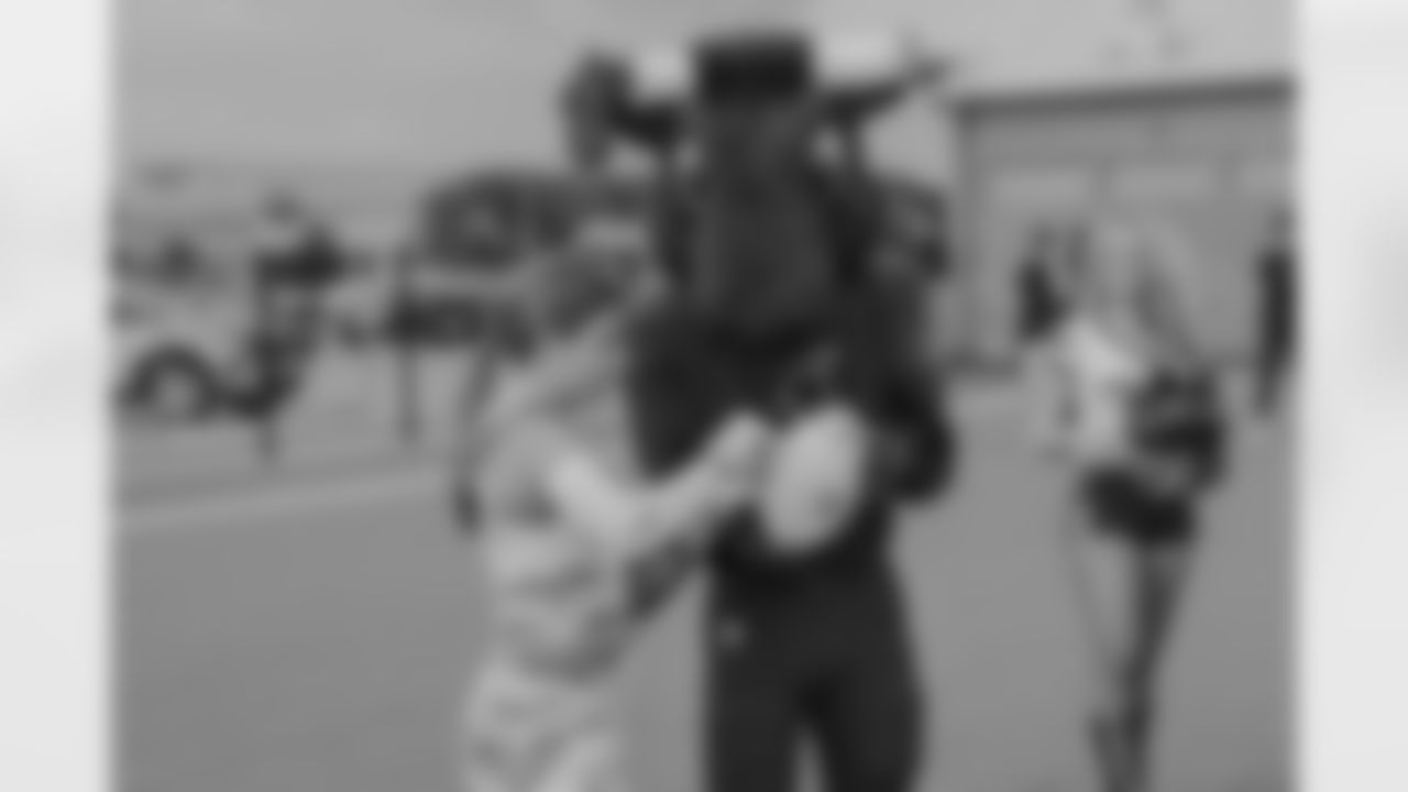 0047_2025-06-11_Texans_NFLFlagGiftGiving_JM