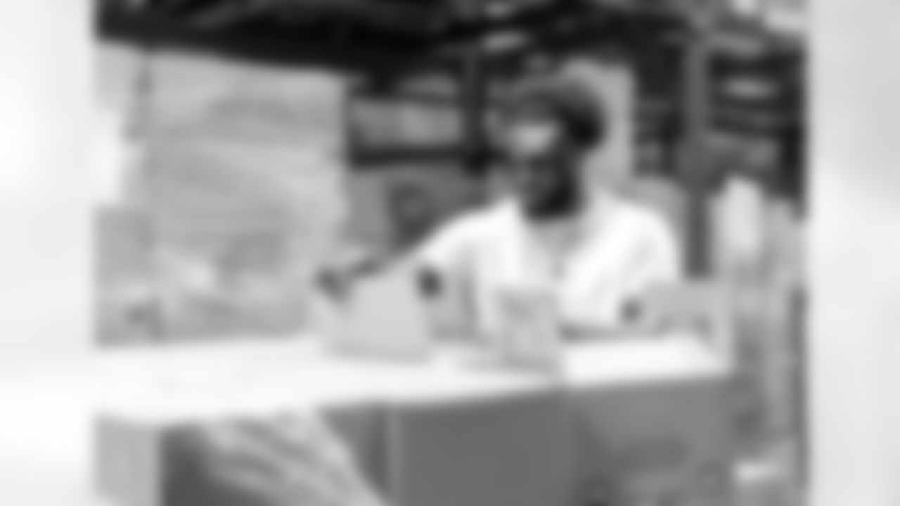 An image from the June 6th, 2025 HEB Sacks for Hunger with Will Anderson Jr. at the Houston Food Bank in Houston, TX.