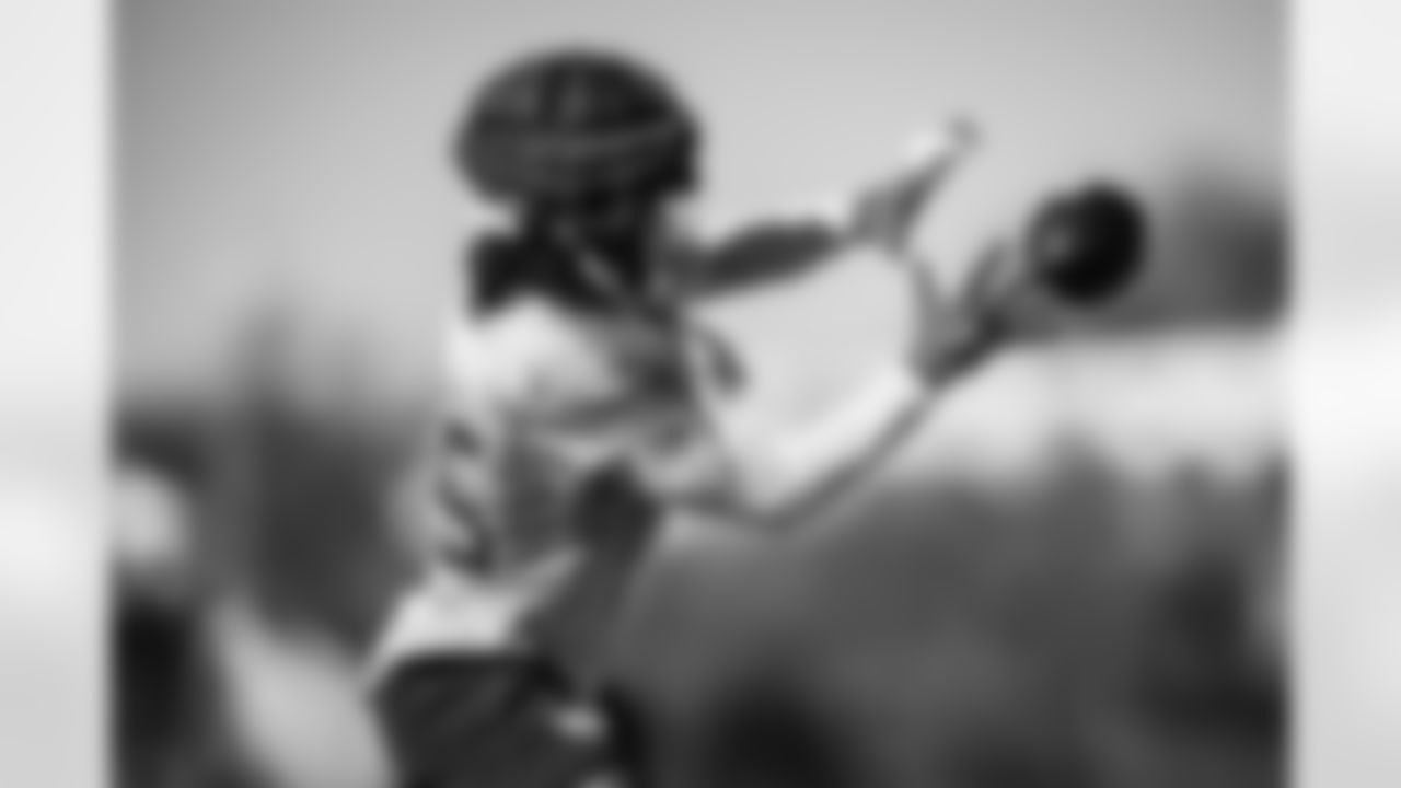 Tight end Chig Okonkwo #85 of the Tennessee Titans during practice at the Ascension Saint Thomas Sports Park on January 1, 2026 in Nashville, TN. Photo By Jessie Rogers/Tennessee Titans