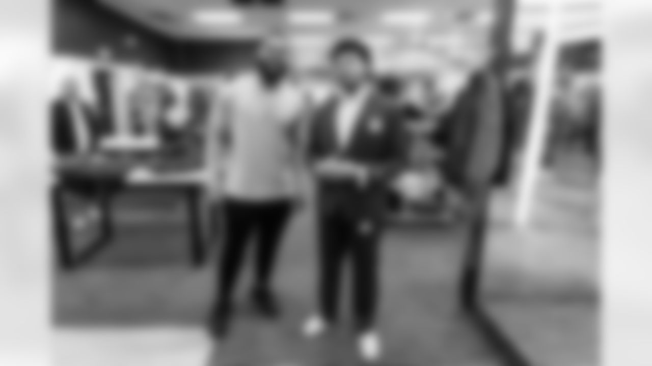 Jeffery Simmons purchases suits of members of Big Brothers Big Sisters  on December 16, 2025 at Men's Warehouse in Nashville, TN. Photo By Beau Brune/Tennessee Titans