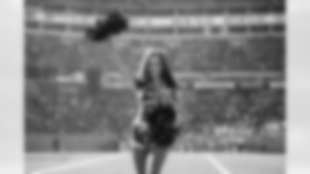 Tennessee Titans Cheerleaders during the game between the Tennessee Titans and the Houston Texans at Nissan Stadium on November 16, 2025 in Nashville, TN. Photo By Kaitlyn Hungerford/Tennessee Titans