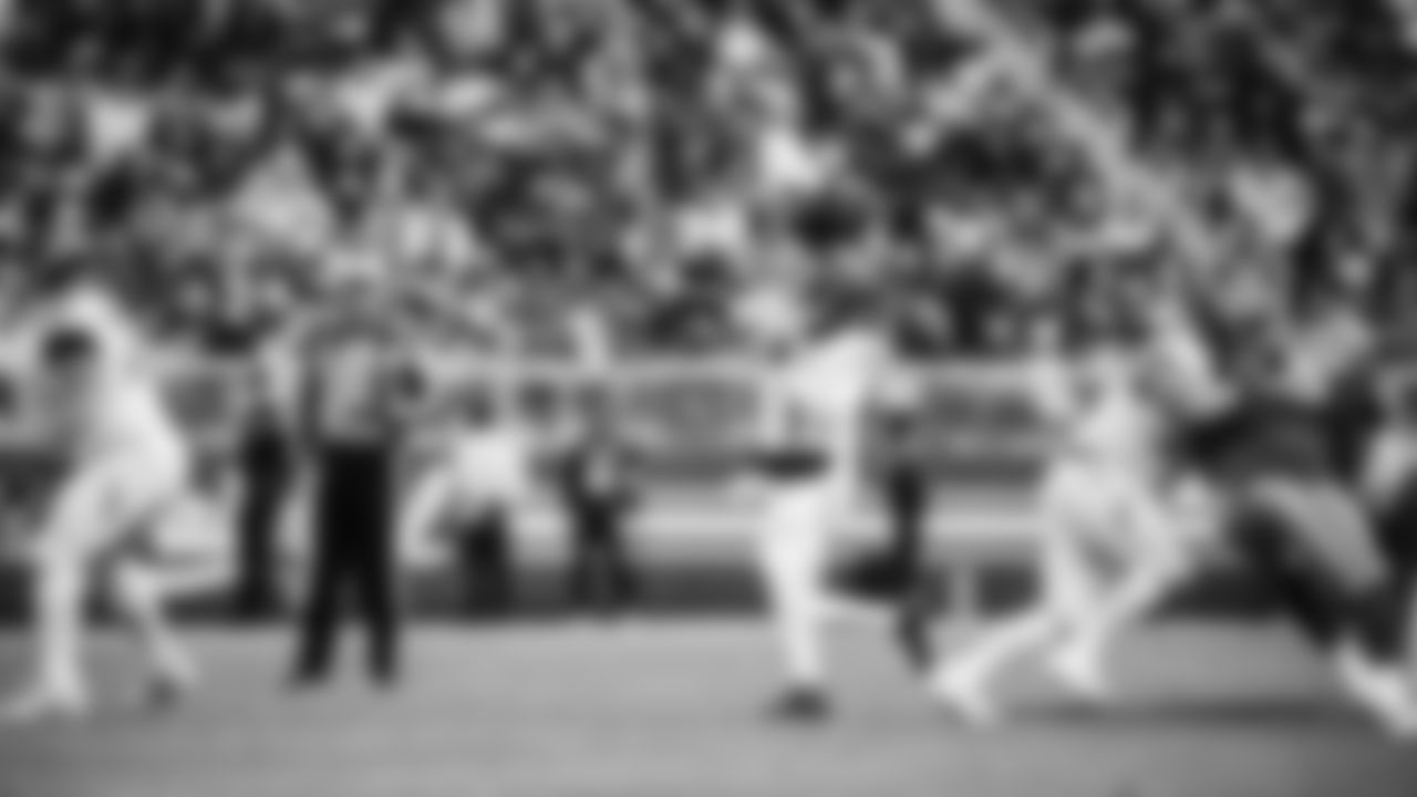 The Tennessee Titans and the San Francisco 49ers compete at Levi's Stadium on December 14, 2025 in San Francisco, CA. Photo By Jessie Rogers/Tennessee Titans