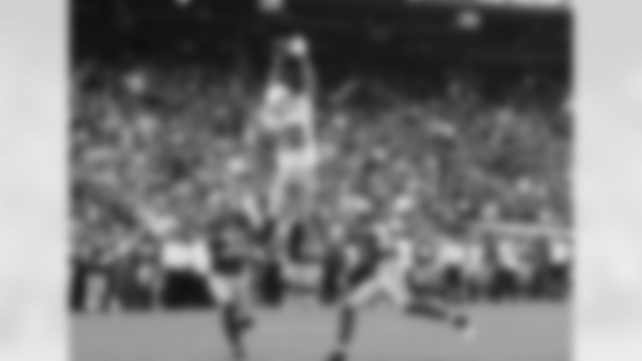 Tennessee Titans wide receiver Justin Gage (12) goes up to make a leaping grab between San Francisco 49ers cornerback Dre Bly (31) and safety Dashon Goldson (38) during the fourth quarter of an NFL game on November 8, 2009. The Titans defeated the 49ers 34-27. (AP Photo/Kevin Terrell)