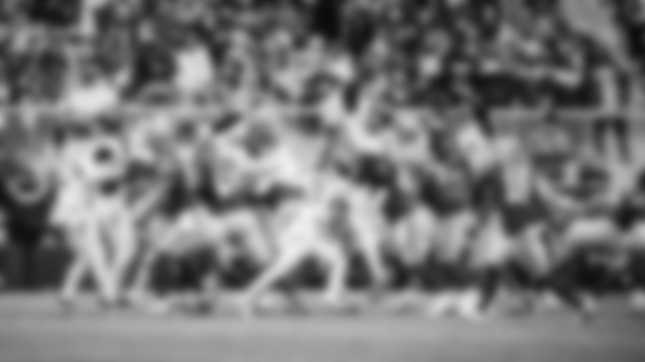 The Tennessee Titans and the San Francisco 49ers compete at Levi's Stadium on December 14, 2025 in San Francisco, CA. Photo By Jessie Rogers/Tennessee Titans