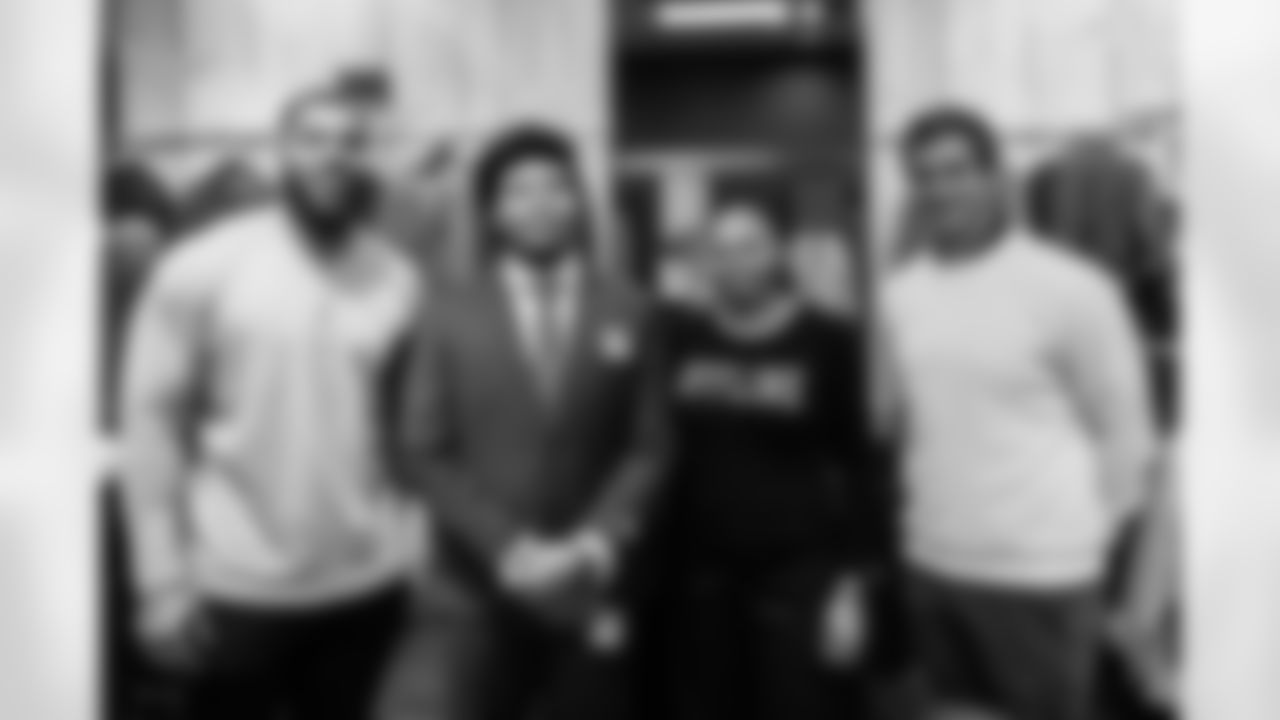 Jeffery Simmons purchases suits of members of Big Brothers Big Sisters  on December 16, 2025 at Men's Warehouse in Nashville, TN. Photo By Beau Brune/Tennessee Titans