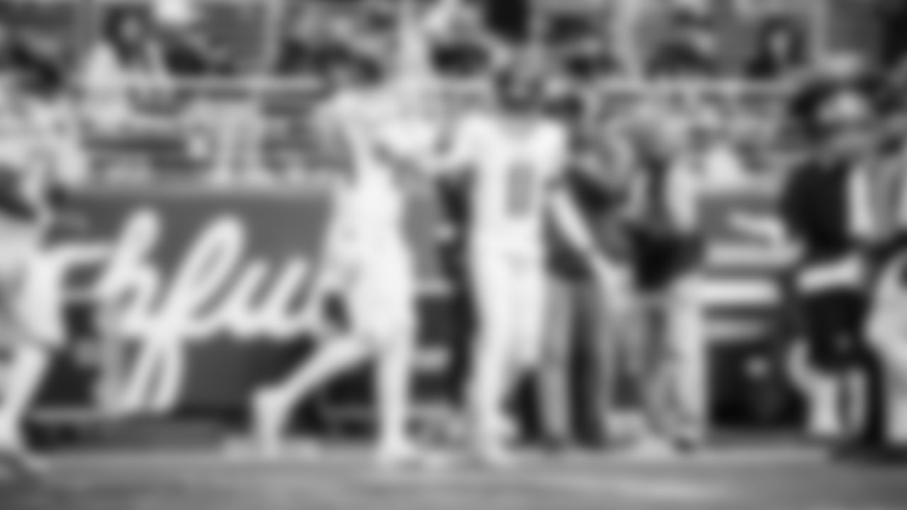 The Tennessee Titans and the San Francisco 49ers compete at Levi's Stadium on December 14, 2025 in San Francisco, CA. Photo By Jessie Rogers/Tennessee Titans