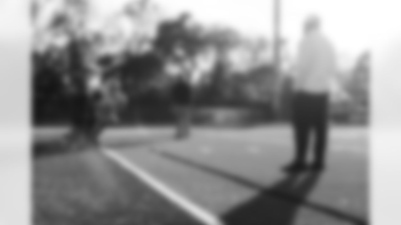 Defensive tackle Jeffery Simmons #98 of the Tennessee Titans attends a high school football practice at Maplewood HS after donating football equipment for the team on November 04, 2025 in Nashville, TN. Photo By Jessie Rogers/Tennessee Titans
