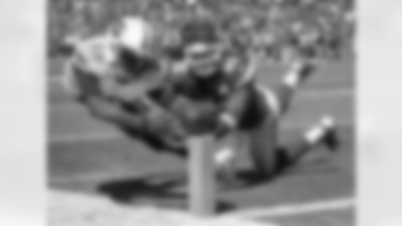 10ThingstoSeeSports - Tennessee Titans wide receiver Kendall Wright (13) scores a touchdown in front of Kansas City Chiefs cornerback Sean Smith (21) in the second half of an NFL football game in Kansas City, Mo., Sunday, Sept. 7, 2014. (AP Photo/Ed Zurga, File)