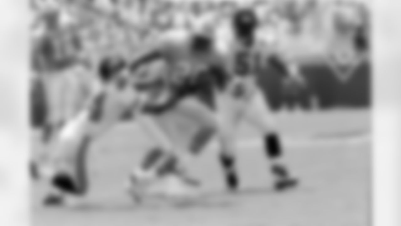 Running back Rodney Thomas (20) of the Houston Oilers runs during the Jacksonville Jaguars inaugural home opener against the Houston Oilers on Sept. 3, 1995 in Jacksonville, Fla.  (Chris Condon via AP)