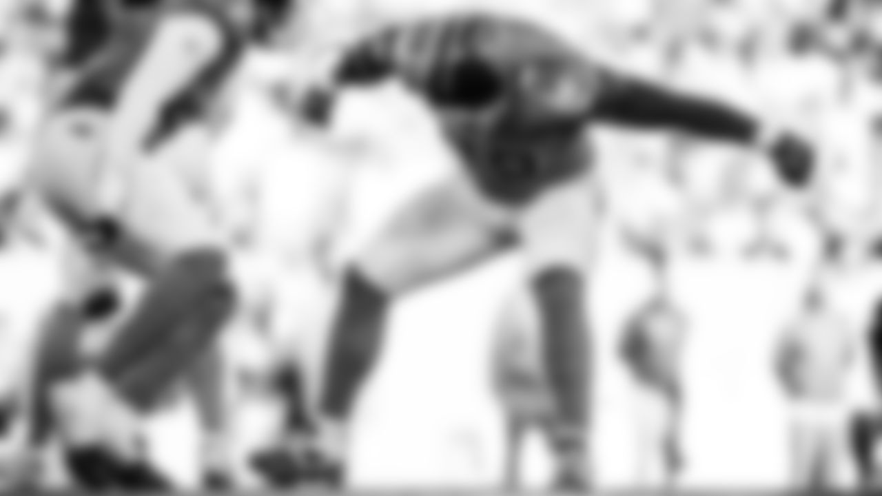 Defensive tackle Jeffery Simmons #98 of the Tennessee Titans during the game between the Tennessee Titans and the Houston Texans at Nissan Stadium on November 16, 2025 in Nashville, TN. Photo By Donald Page/Tennessee Titans