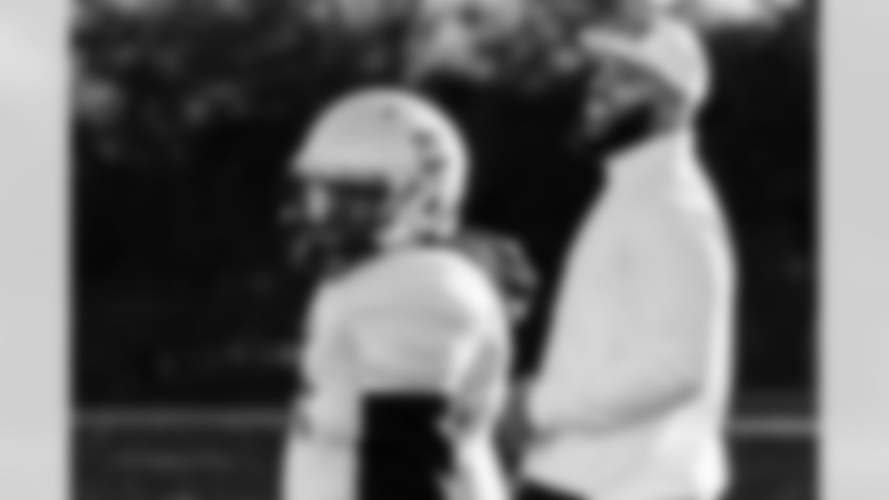 Defensive tackle Jeffery Simmons #98 of the Tennessee Titans attends a high school football practice at Maplewood HS after donating football equipment for the team on November 04, 2025 in Nashville, TN. Photo By Jessie Rogers/Tennessee Titans