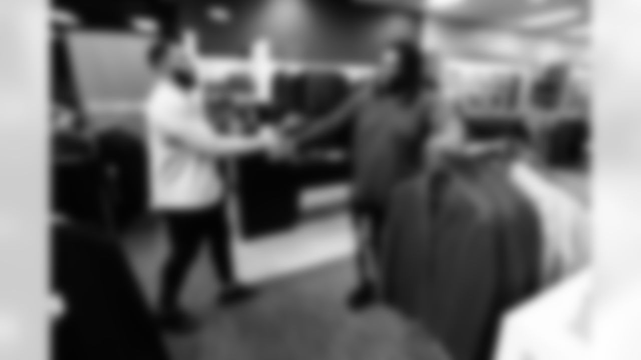 Jeffery Simmons purchases suits of members of Big Brothers Big Sisters  on December 16, 2025 at Men's Warehouse in Nashville, TN. Photo By Beau Brune/Tennessee Titans