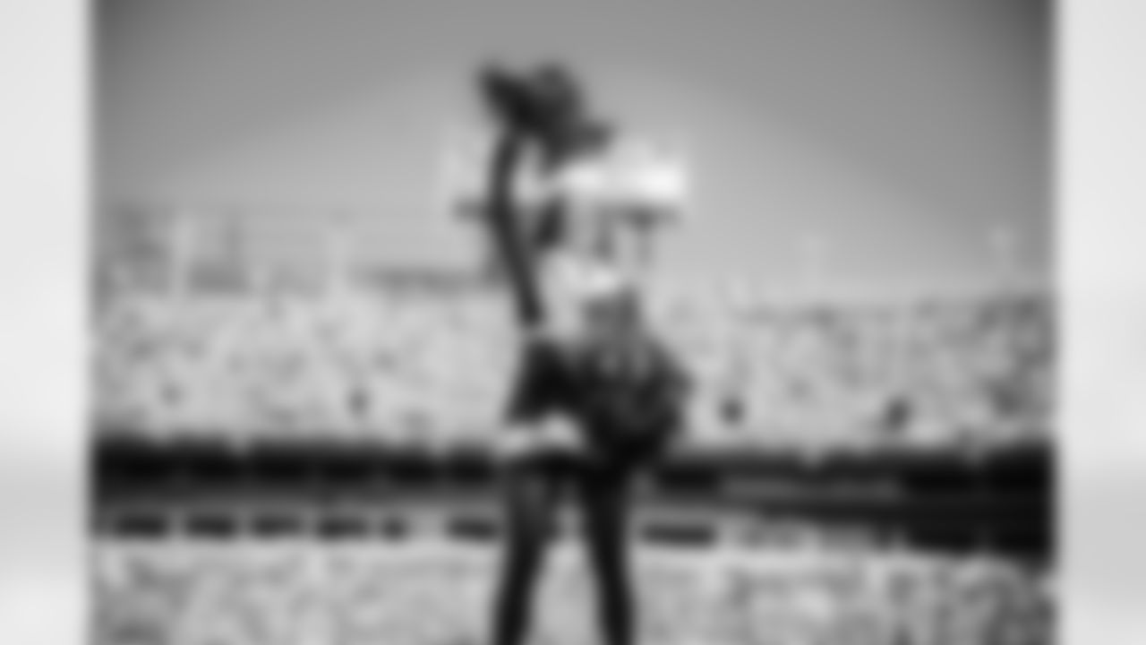 Tennessee Titans Cheerleaders during the game between the Tennessee Titans and the Kansas City Chiefs at Nissan Stadium on December 21, 2025 in Nashville, TN. Photo By Kaitlyn Hungerford/Tennessee Titans