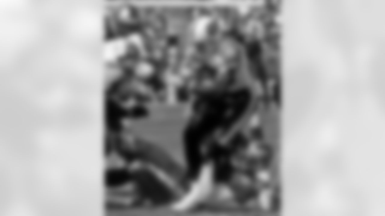 San Francisco 49ers vs. Tennessee Titans at Candlestick Park Sunday, October 3, 1999. 49ers beat Titans 24-22. San Francisco 49ers defensive end Chike Okeafor (91) tackles Tennessee Titans wide receiver Derrick Mason (85). (AP Photo/Al Golub)