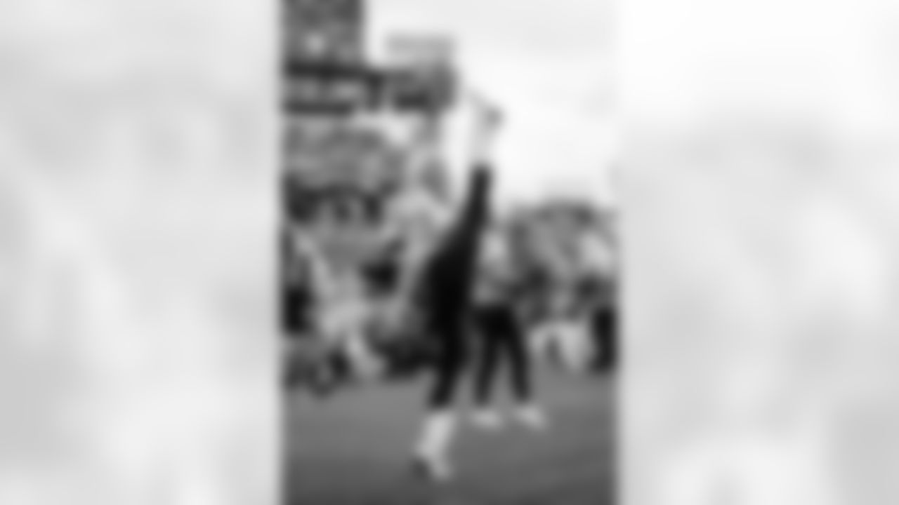 Tennessee Titans Cheerleaders during the game between the Tennessee Titans and the Los Angeles Chargers at Nissan Stadium on November 02, 2025 in Nashville, TN. Photo By Kaitlyn Hungerford/Tennessee Titans