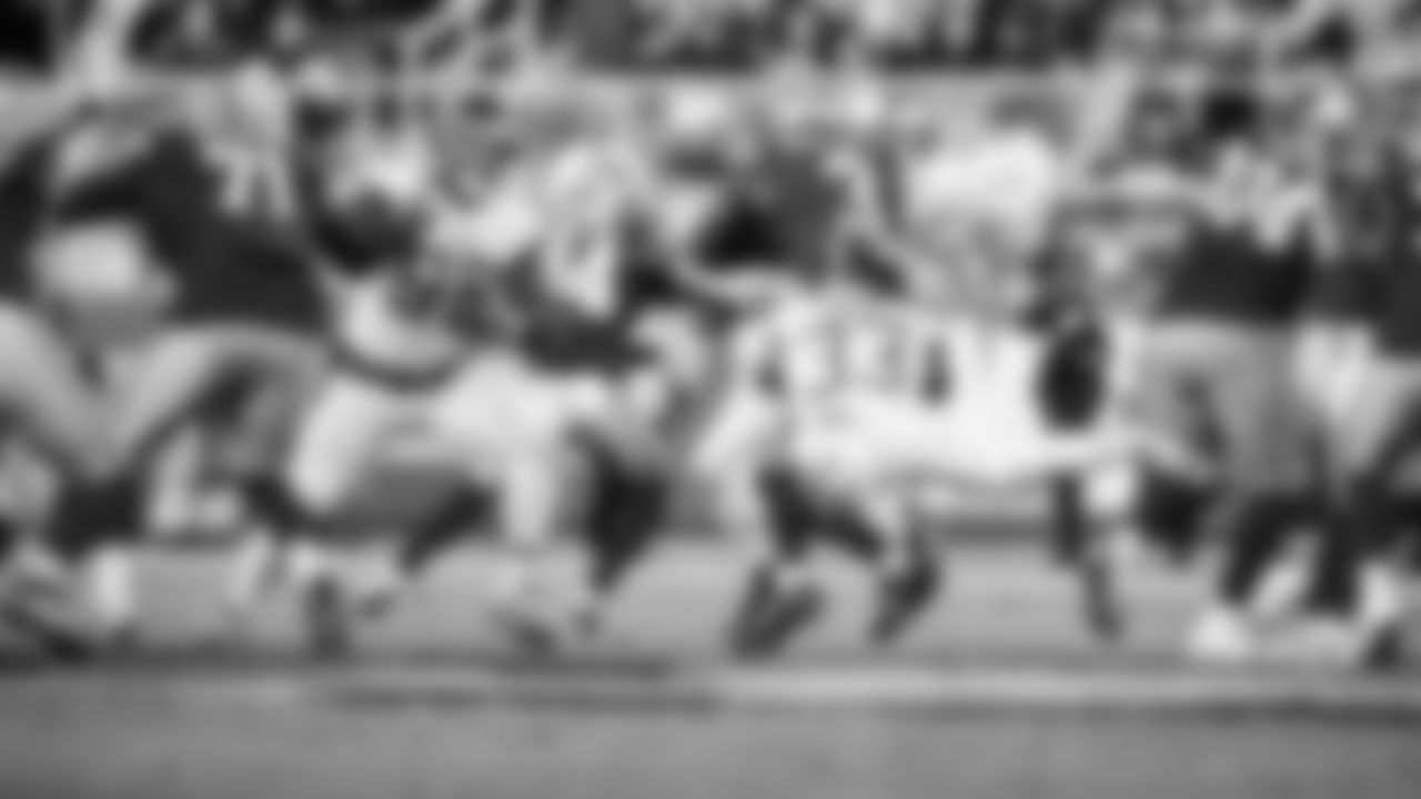 The Tennessee Titans and the San Francisco 49ers compete at Levi's Stadium on December 14, 2025 in San Francisco, CA. Photo By Jessie Rogers/Tennessee Titans