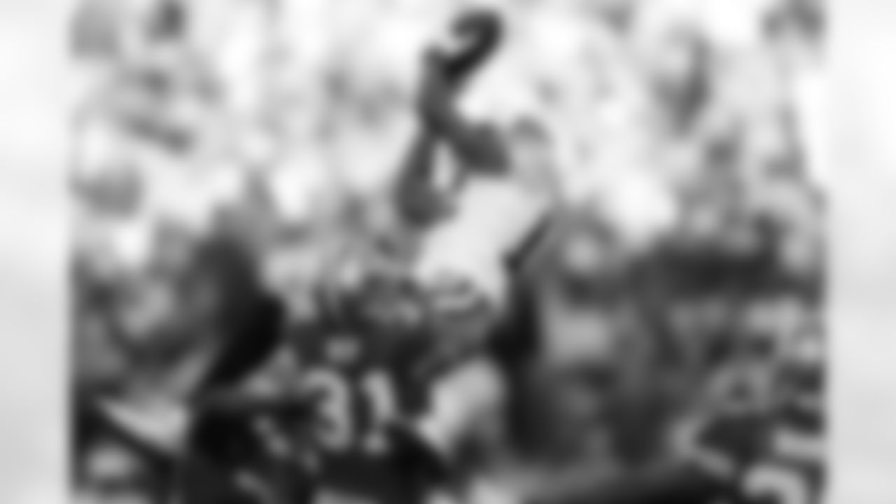 Tennessee Titans wide receiver Justin Gage makes a reception above San Francisco 49ers cornerback Dre' Bly during their NFL football game in San Francisco, Sunday, Nov. 8, 2009. (AP Photo/Marcio Sanchez)