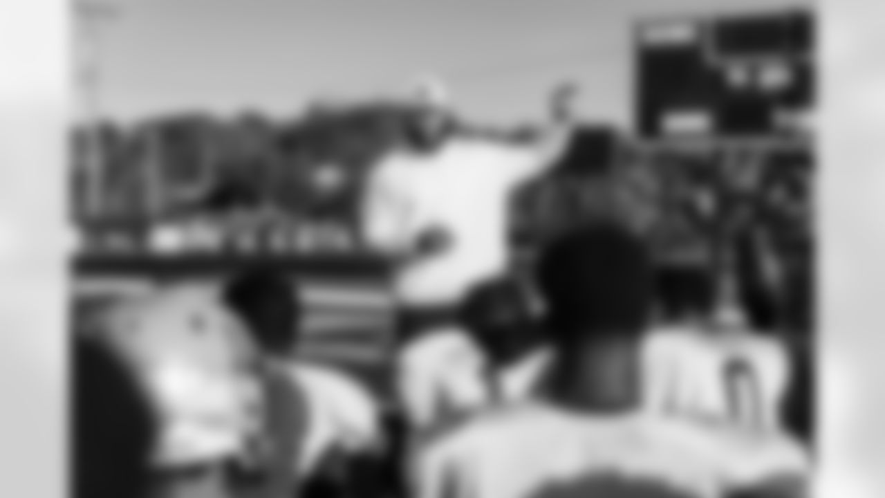 Defensive tackle Jeffery Simmons #98 of the Tennessee Titans attends a high school football practice at Maplewood HS after donating football equipment for the team on November 04, 2025 in Nashville, TN. Photo By Jessie Rogers/Tennessee Titans