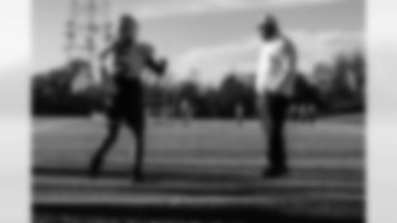 Defensive tackle Jeffery Simmons #98 of the Tennessee Titans attends a high school football practice at Maplewood HS after donating football equipment for the team on November 04, 2025 in Nashville, TN. Photo By Jessie Rogers/Tennessee Titans