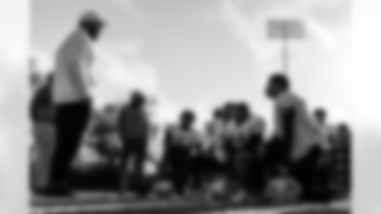 Defensive tackle Jeffery Simmons #98 of the Tennessee Titans attends a high school football practice at Maplewood HS after donating football equipment for the team on November 04, 2025 in Nashville, TN. Photo By Jessie Rogers/Tennessee Titans