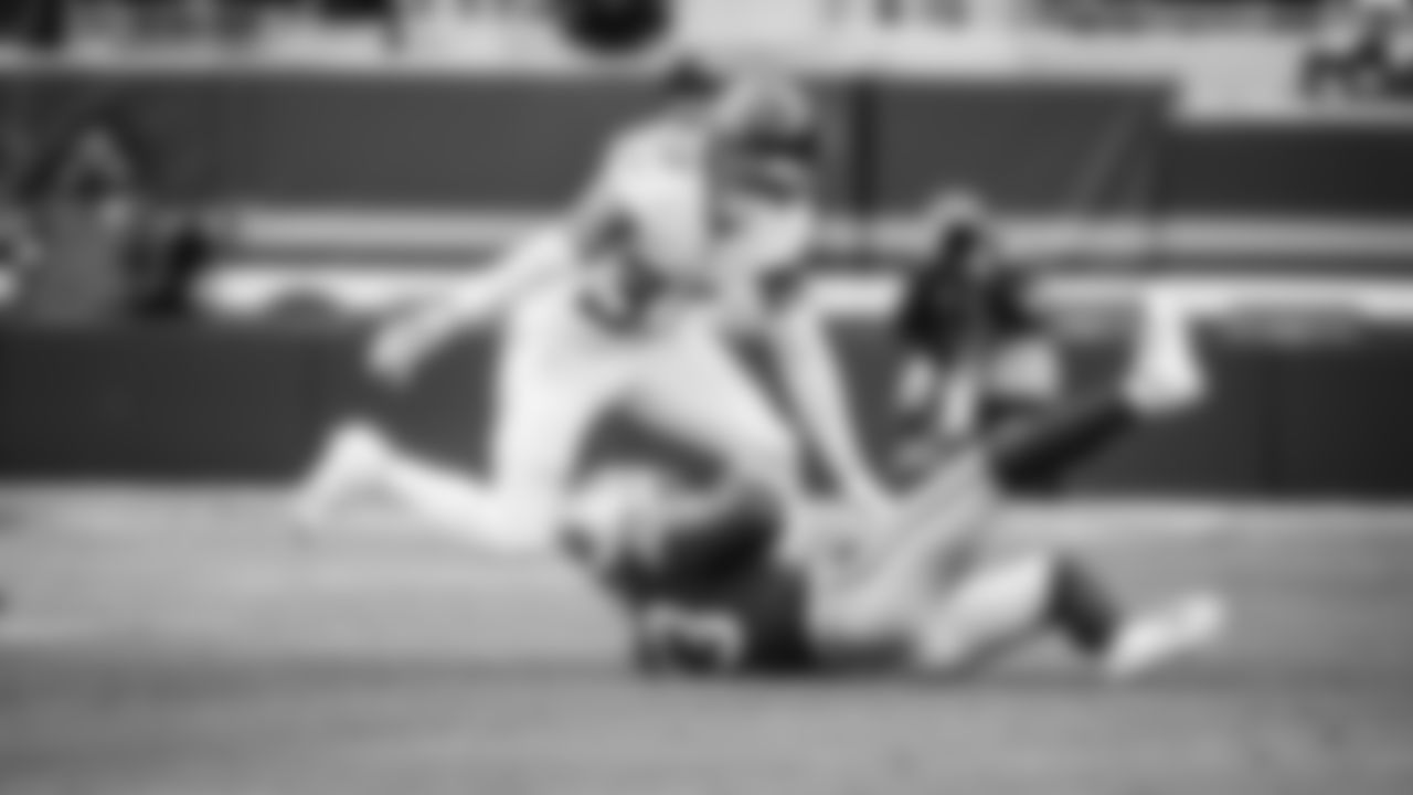 The Tennessee Titans and the San Francisco 49ers compete at Levi's Stadium on December 14, 2025 in San Francisco, CA. Photo By Donald Page/Tennessee Titans