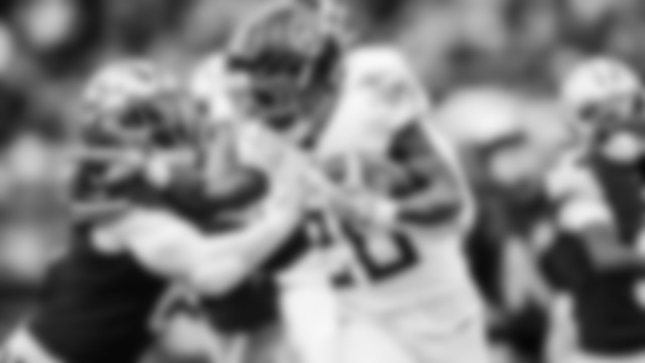 The Tennessee Titans and the San Francisco 49ers compete at Levi's Stadium on December 14, 2025 in San Francisco, CA. Photo By Donald Page/Tennessee Titans