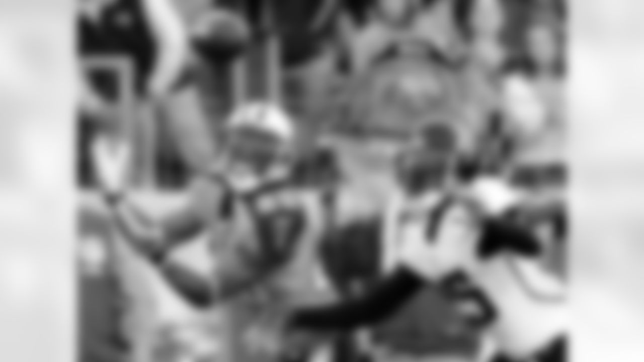 * Alternate Crop * Tennessee Titans wide receiver Nate Washington (85) catches a 6-yard touchdown pass as he is defended by Jacksonville Jaguars safety Reggie Nelson (25) in the second quarter of an NFL football game in Nashville, Tenn., Sunday, Nov. 1, 2009. (AP Photo/John Russell)