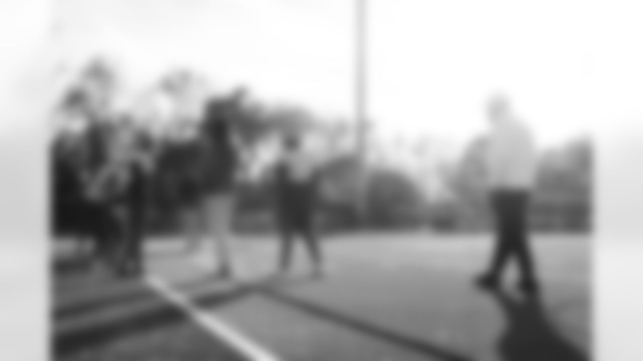 Defensive tackle Jeffery Simmons #98 of the Tennessee Titans attends a high school football practice at Maplewood HS after donating football equipment for the team on November 04, 2025 in Nashville, TN. Photo By Jessie Rogers/Tennessee Titans