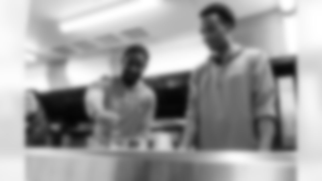 Tennessee Titans staff visit The Heimerdinger Foundation to help pack signature spice blend packets as a part of Crucial Catch week on October 17, 2025 in Nashville, TN. Photo By Jessie Rogers/Tennessee Titans